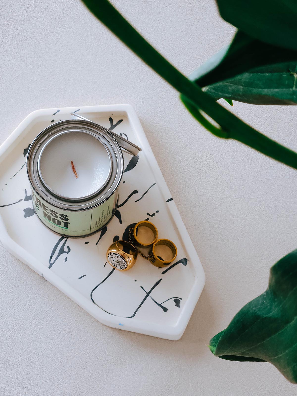 Chic Tin Candle - Eucalyptus & Spearmint Scent | Relaxing & Eco-Friendly Home Decor