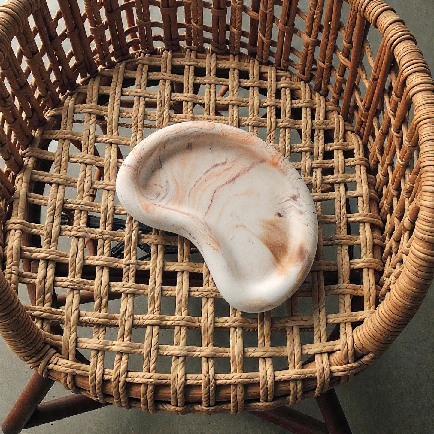The Lagoon Tray – Marble, Bean-Shaped Cement Catchall